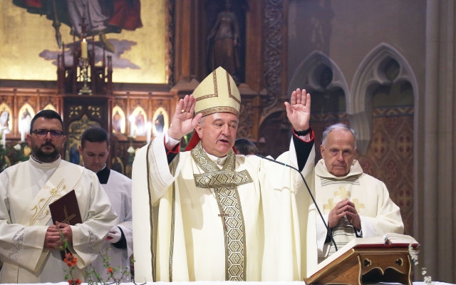 Húsvéthétő, püspöki szentmise